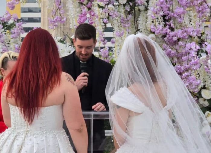 Martesa mes dy personave të së njëjtës gjini/ Pashkja: E papranueshme! Kleriku në foto s’ka lidhje me Kishën Katolike (VIDEO)