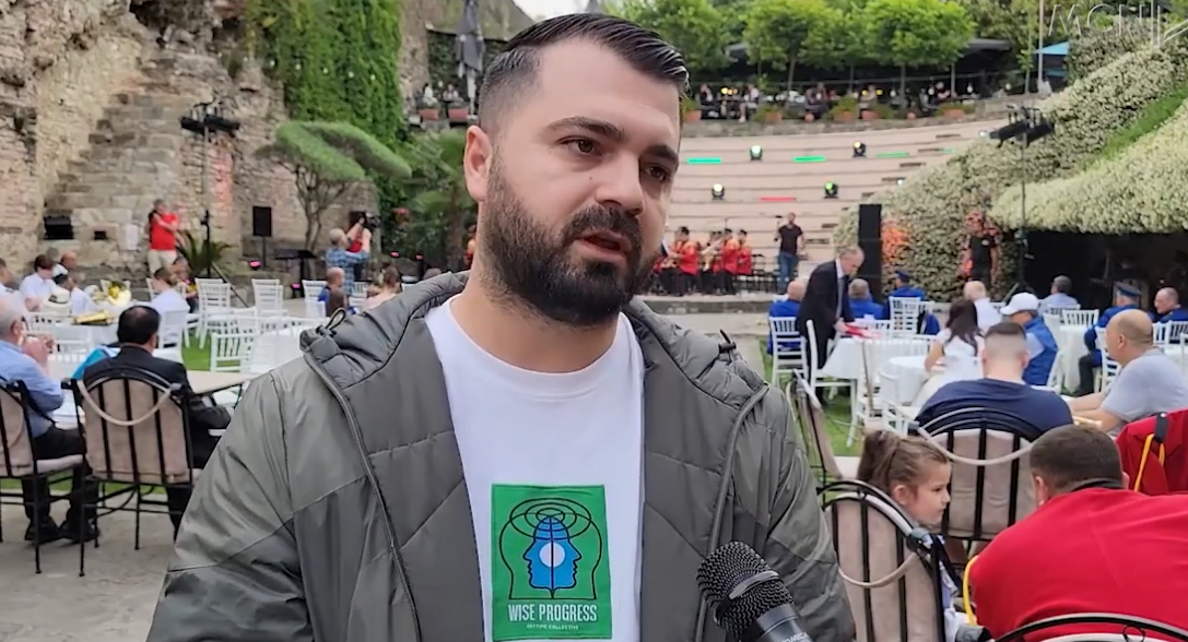 115 vite bandë frymore. “Afërdita” jep shfaqje në rrugët e Elbasanit (VIDEO)