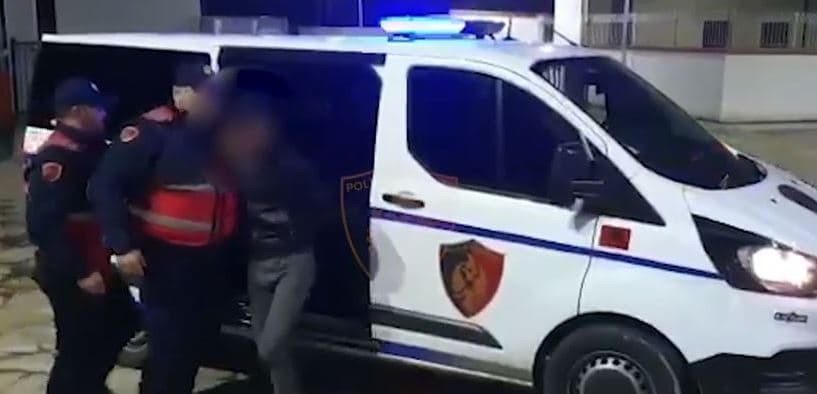 Dy persona në Elbasan kanosin pronarin e një mobilierie për t’i marrë 4 mijë euro, kapet njëri prej tyre