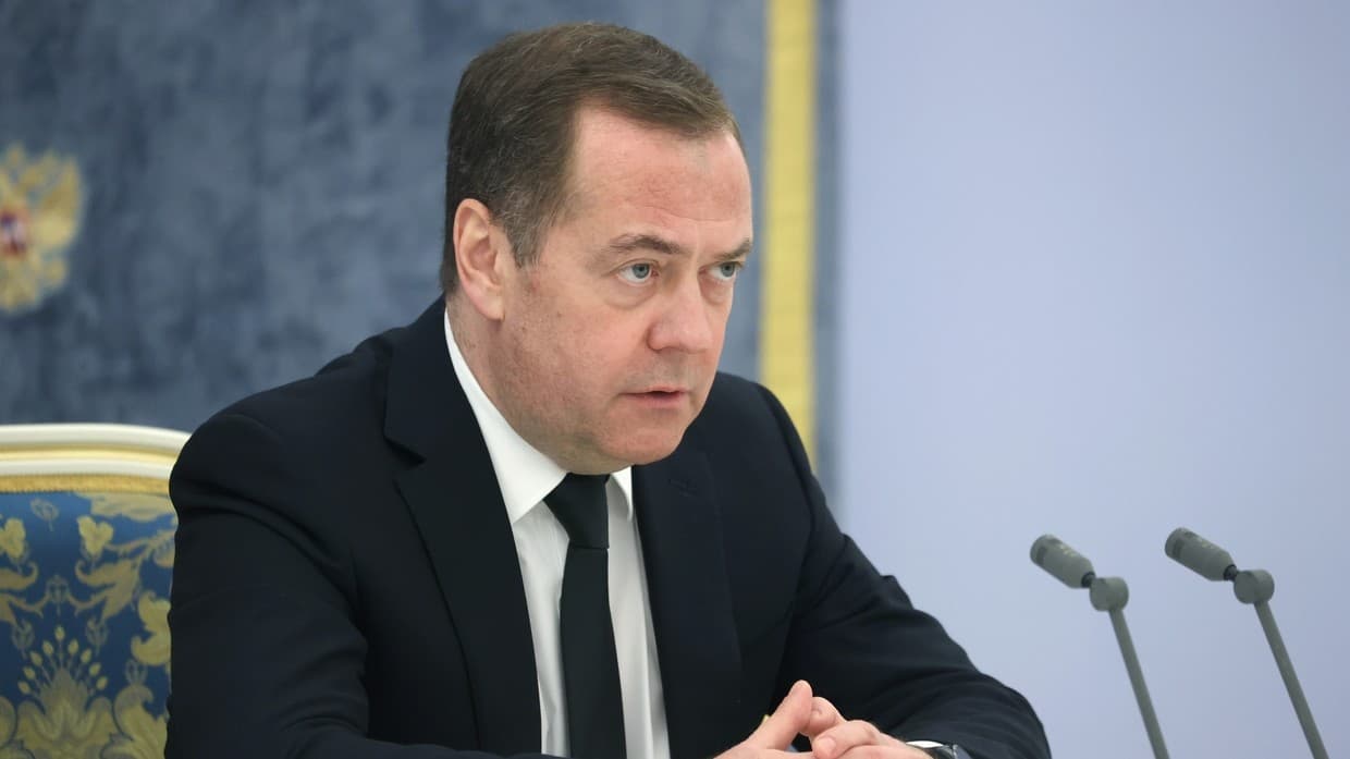 Medvedev: Zelensky është objektiv legjitim ushtarak