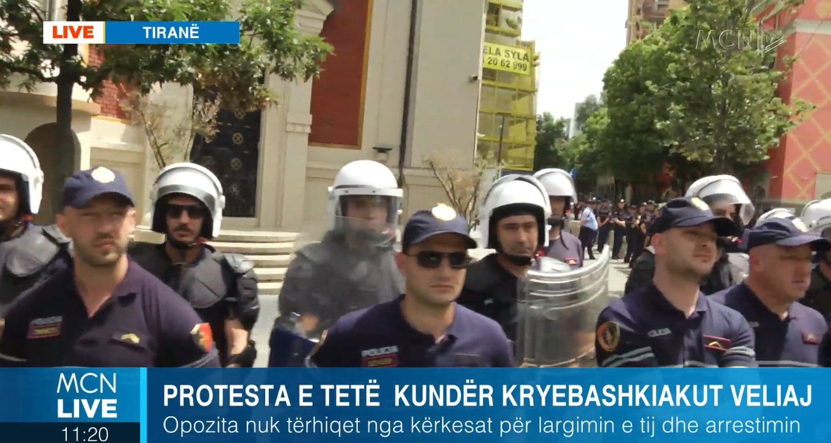 Sot protesta e opozitës para Bashkisë/ Kello: Policia me plan masash, pjesëmarrja modeste