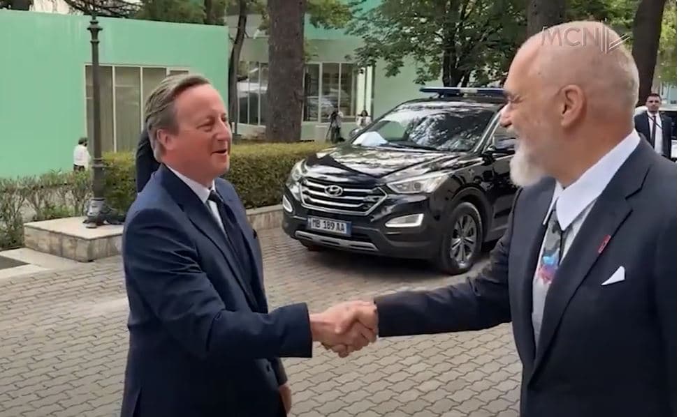 “Mbani të rinjtë në Shqipëri”, Cameron i kërkon Ramës zgjidhje për emigrantët (VIDEO)