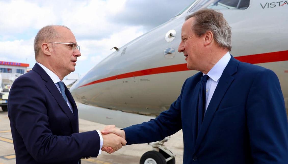 Cameron mbërrin në Tiranë, pritet në Rinas nga ministri Hasani