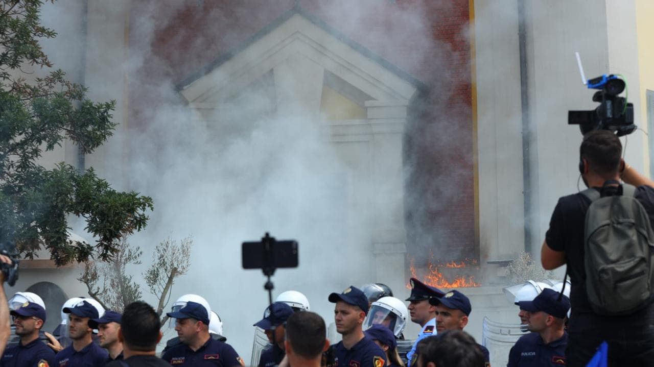 Protesta para bashkisë, një i arrestuar, procedohen tre të tjerë