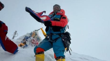 Alpinisti nepalez thyen rekordin, ngjit për herë të 30-të Everestin