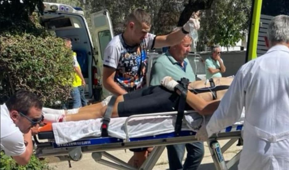 Çiklistët përplasen me njëri-tjetrin dhe dalin nga rruga, transportohen në spital
