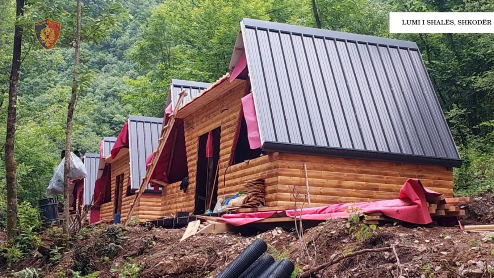 Ndërtonte pa leje 6 kabina druri në Lumin e Shalës/ Procedohet penalisht pronari nga Lezha