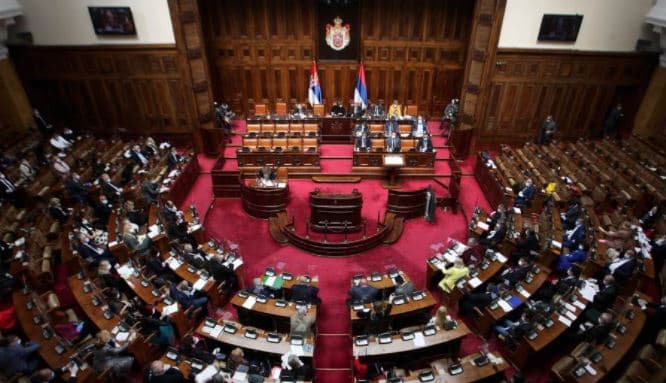 Serbia ndjek shembullin gjeorgjian/ Drejt Kuvendit, drafti për mbylljen e OJQ-të huaja dhe disa mediave 