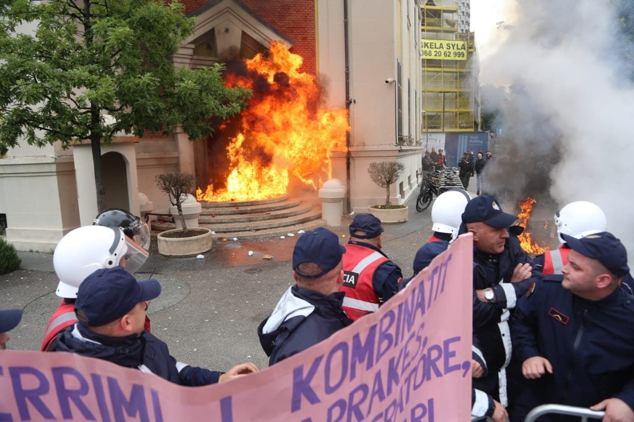 Protesta para Bashkisë së Tiranës/ Policia ndalon një 38-vjeçar, procedohen në gjendje të lirë tre të tjerë