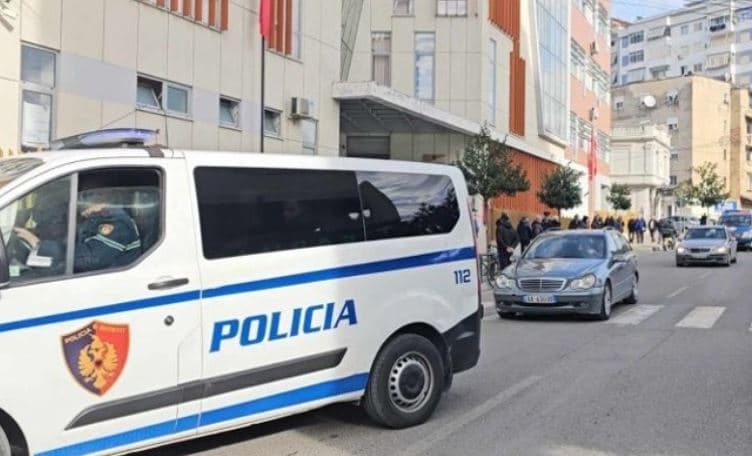 Elbasan/ Tentoi t’i merrte 4 mijë euro pronarit të një mobilierie, në pranga 23-vjeçari