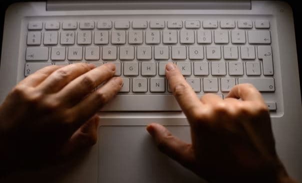 Studimi/ Mbi 300 mln fëmijë çdo vit,  përfundojnë viktima të abuzimit seksual në internet