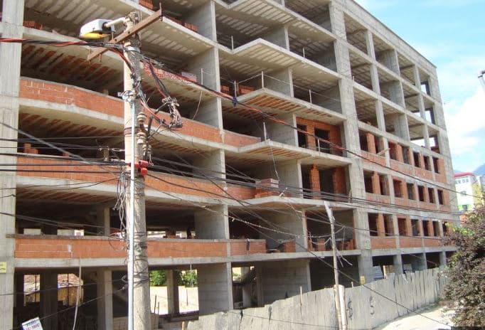 Ishte duke punuar dhe bie nga pallati, vdes 28-vjeçari në Tiranë