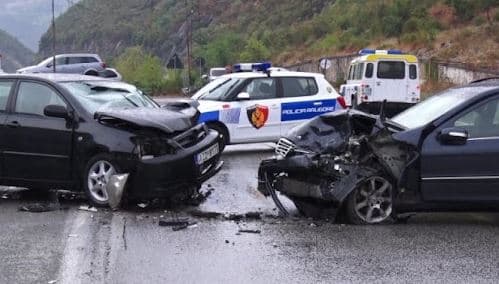 Përplasen dy makina në Rrugën e Kombit, plagoset një person