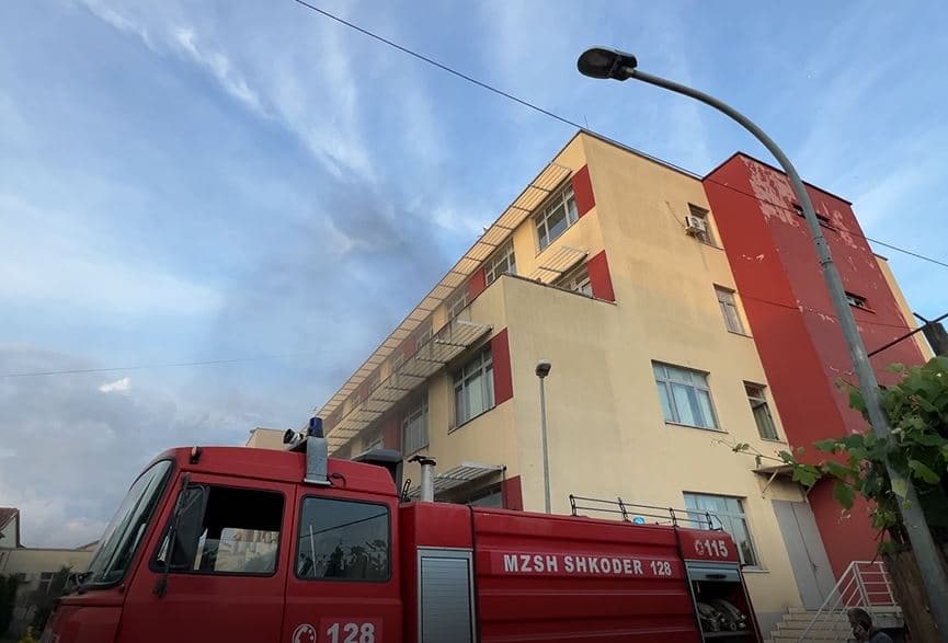 Përfshihet nga flakët Spitali rajonal i Shkodrës