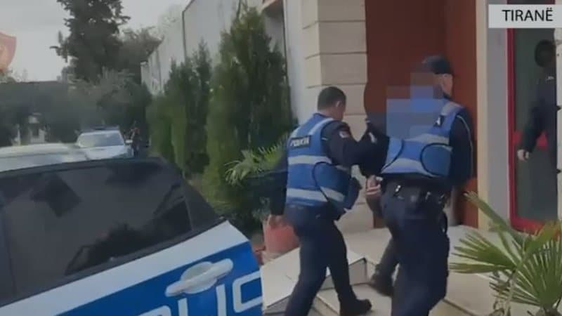 Dje tentoi të vetëvritet me armën pa leje/ Policia arreston 53-vjeçarin në Tiranë
