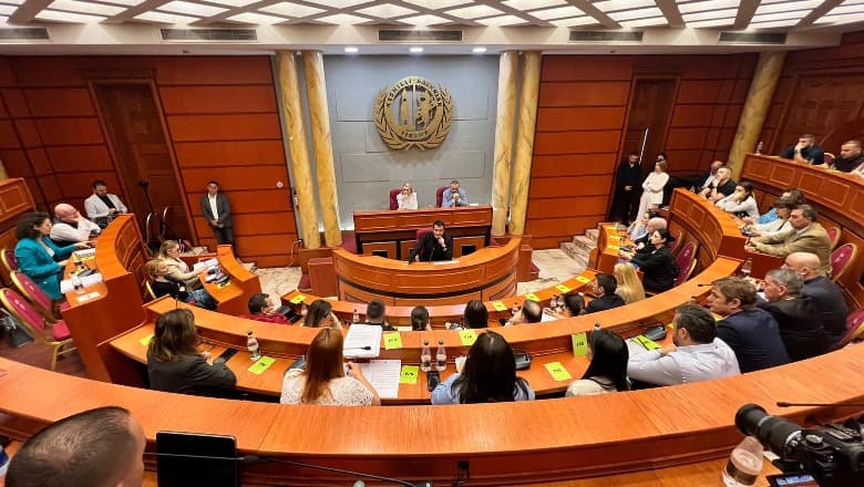 Debate në mbledhjen e Këshillit Bashkiak/ Veliaj largohet pas fjalës së tij, Blushi: Je një hajdut i fëlliqur