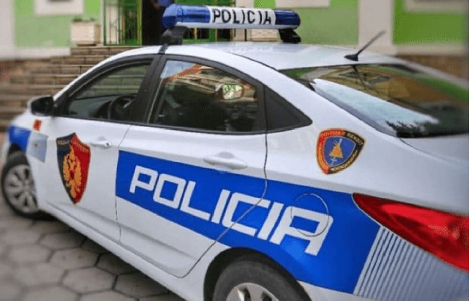 Maliq, 46-vjeçari bie në kontakt me energjinë elektrike ndërsa rregullonte çatinë