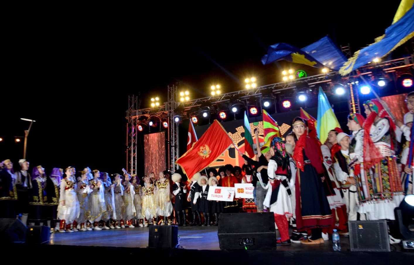 Fëmijët nga nëntë vende të rajonit pjesëmarrëse në festivalin “Luajmë dhe vallëzojmë” në Kurbin