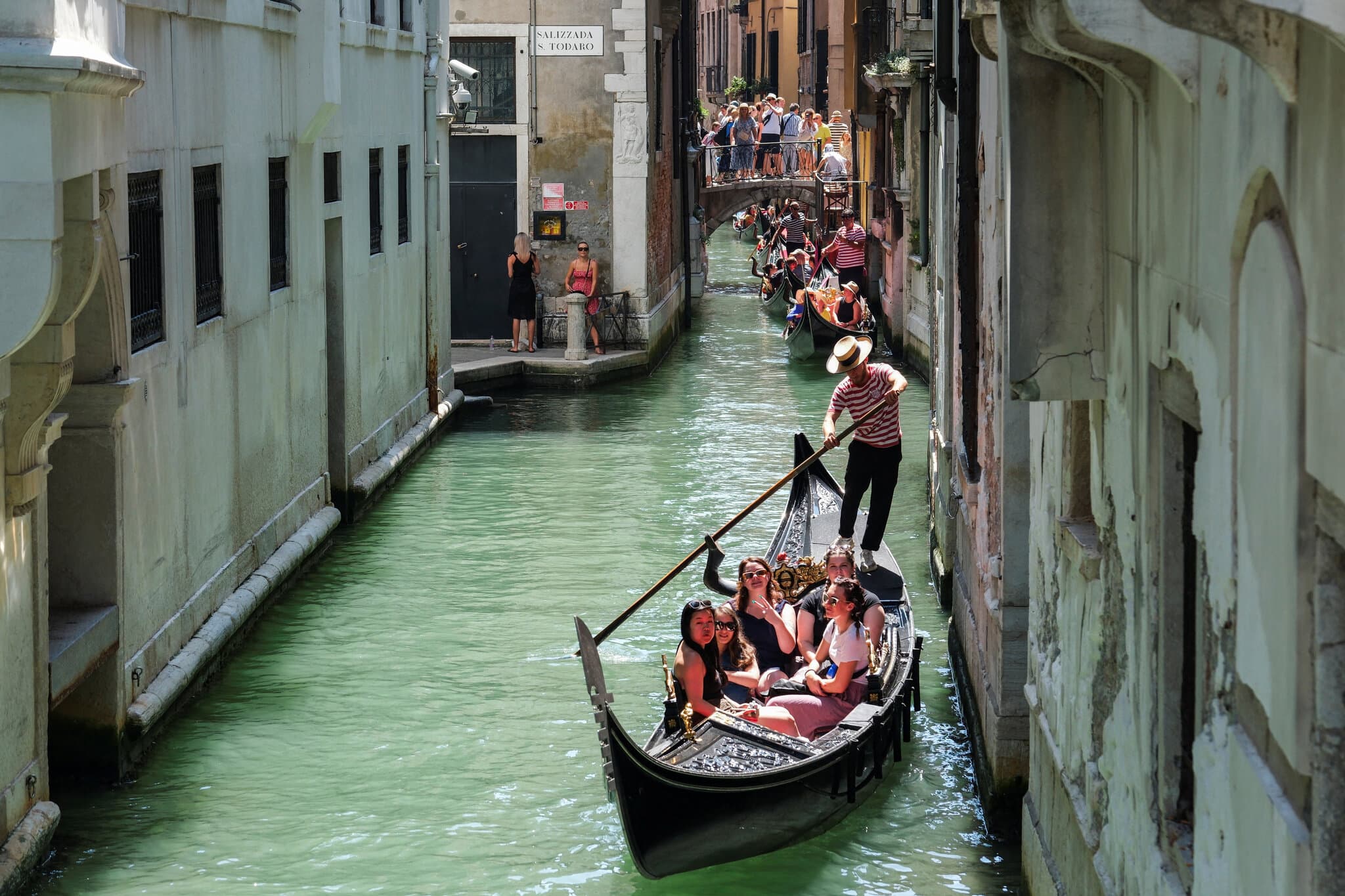 Venecia ndalon grupet e mëdha turistike dhe altoparlantët