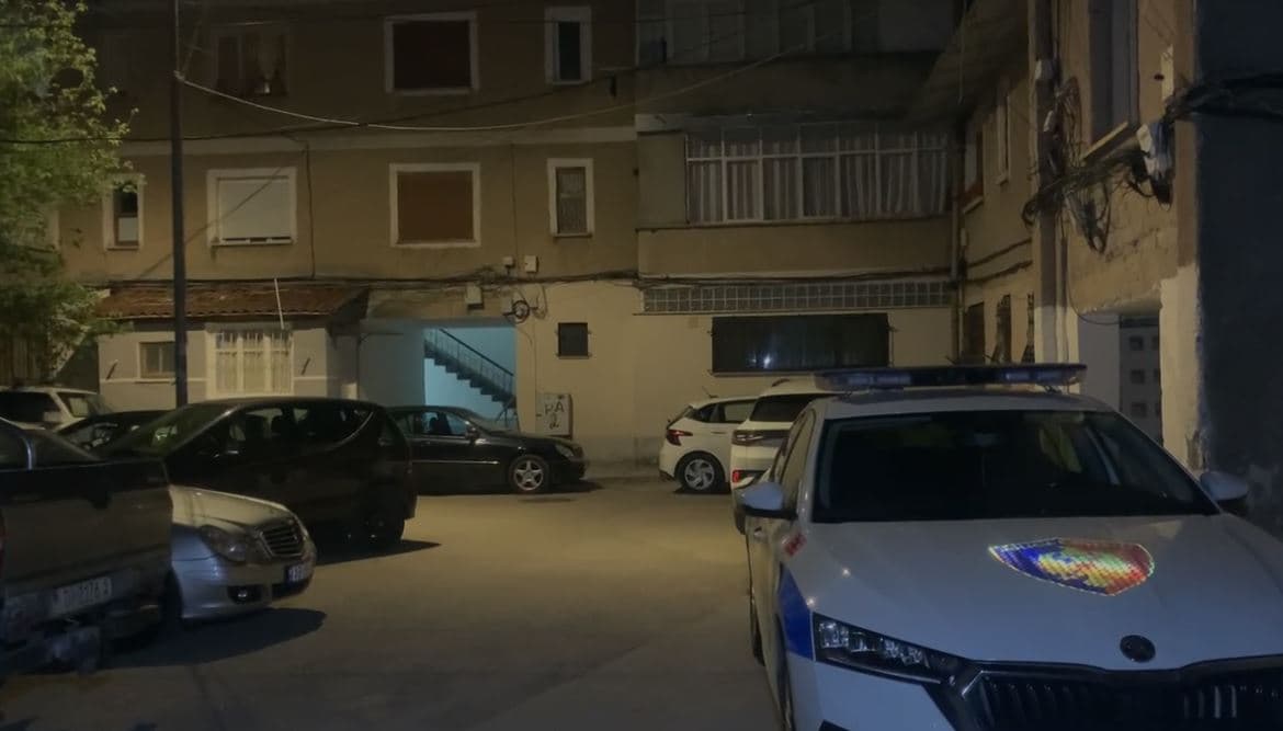 Korçë, babai plagos me thikë djalin