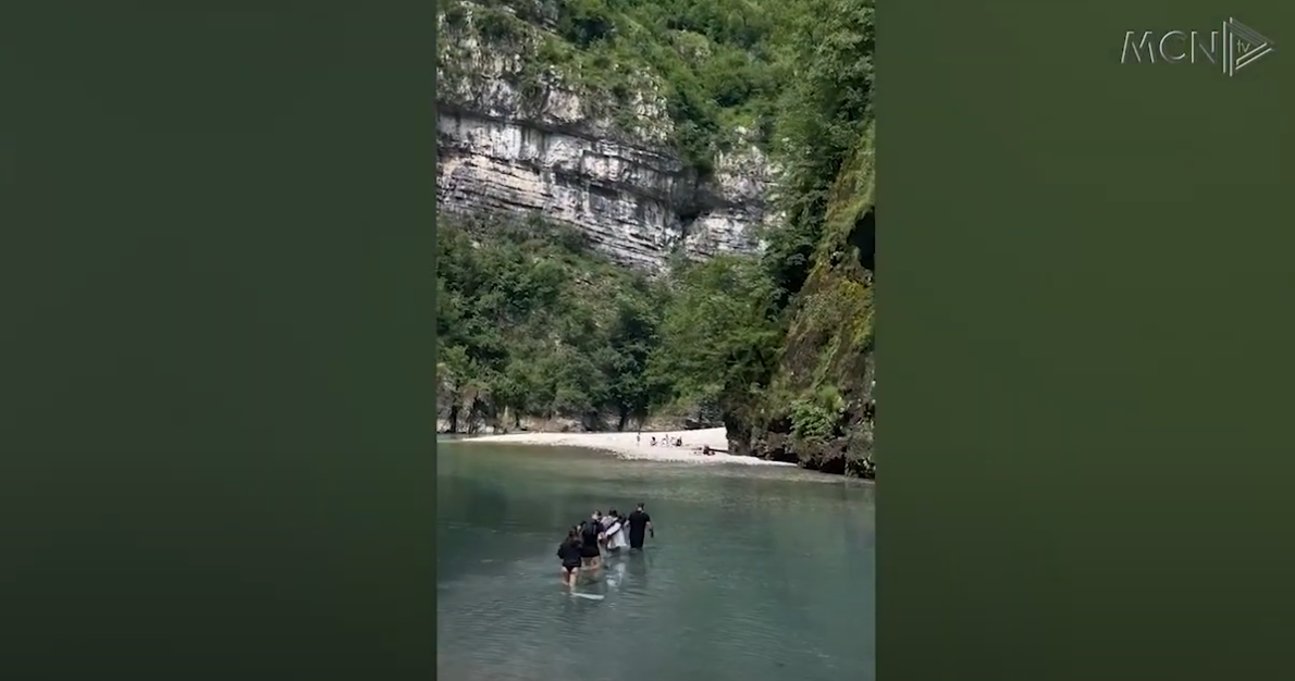 Bllokohen turistët në lumin e Shalës/ Bie niveli i ujit, hapen papritur portat e hidrocentralit (VIDEO)