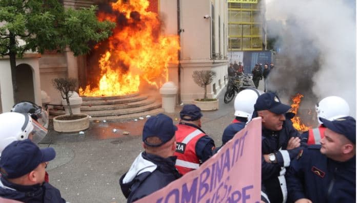 Opozita nesër protestë para Bashkisë së Tiranës, policia thirrje për distancim nga aktet e dhunës