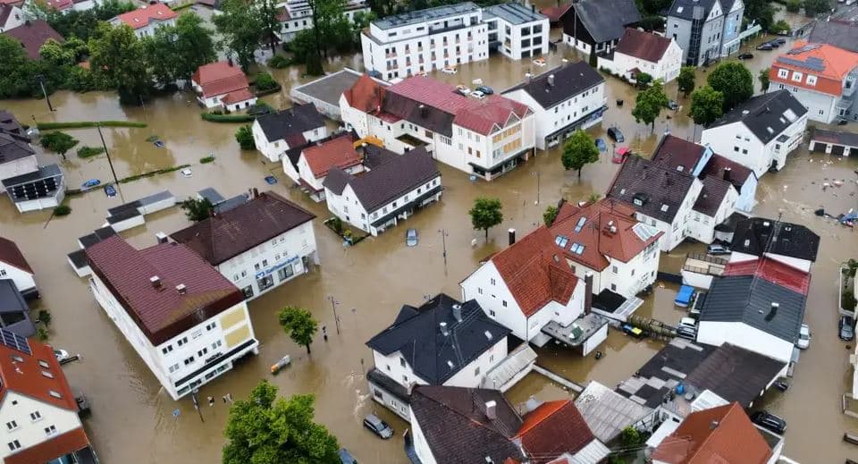 Përmbytjet masive në jug të Gjermanisë/ Humb jetën një zjarrfikës, evakuohen disa fshatra