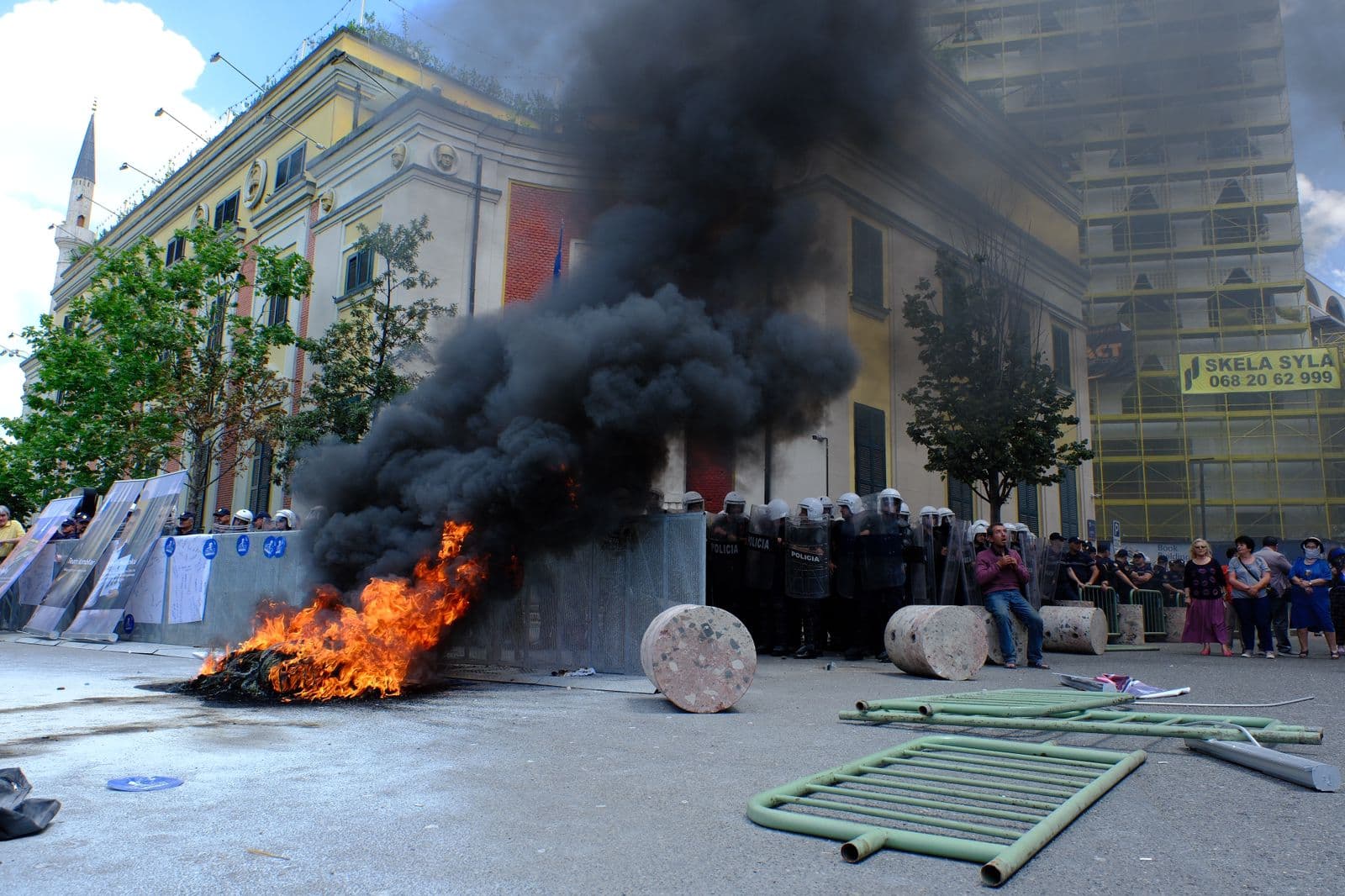 Molotov dhe djegie gomash, mbyllet protesta para Bashkisë së Tiranës (VIDEO)