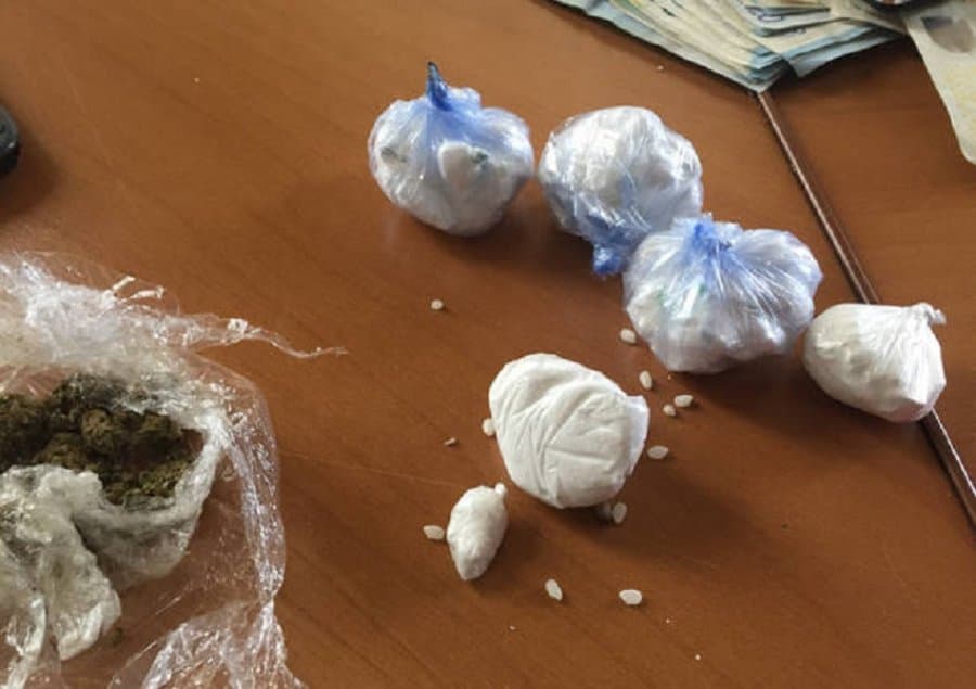 Kokainë, kanabis dhe fishekë në makinë, arrestohen dy persona në Berat