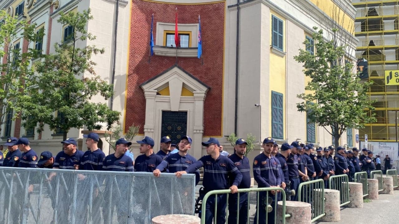 Protesta e sotme para bashkisë së Tiranës, policia publikon masat