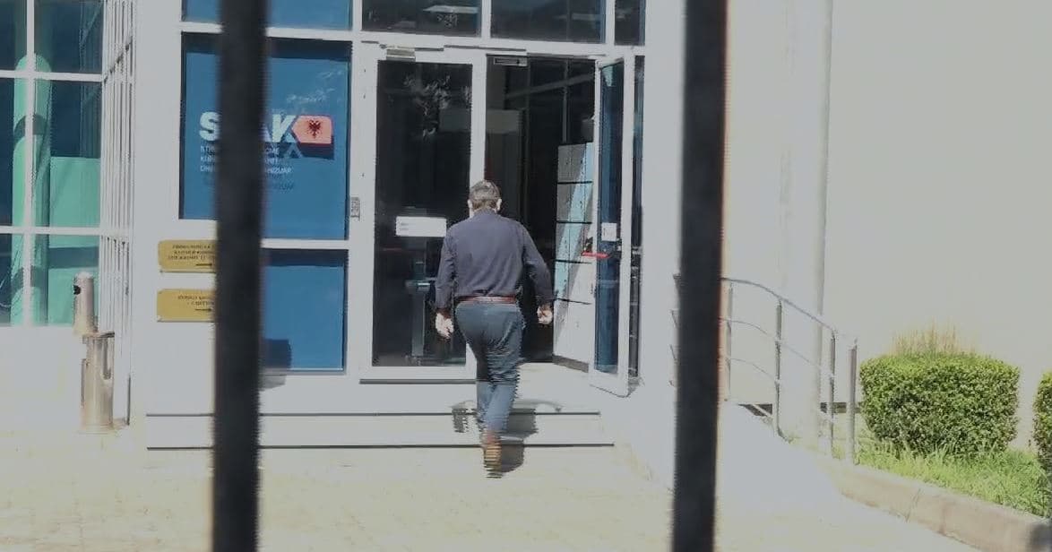 Prefekti i Vlorës Vangjel Tavo paraqitet në SPAK (VIDEO)