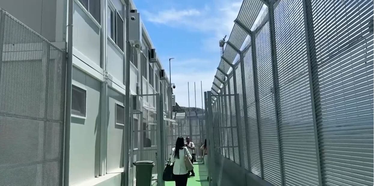 Meloni në kampin e Shëngjinit. Dy qendrat për emigrantët do hapen në gusht