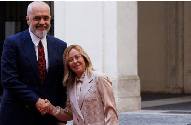 Meloni sot në Shqipëri/ Inspekton qendrat për emigrantët në Shëngjin, konferencë me Ramën