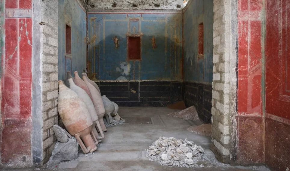 Një faltore me ngjyrë blu është zbulimi i fundit në 'arkivën e thesarit' të Pompeit