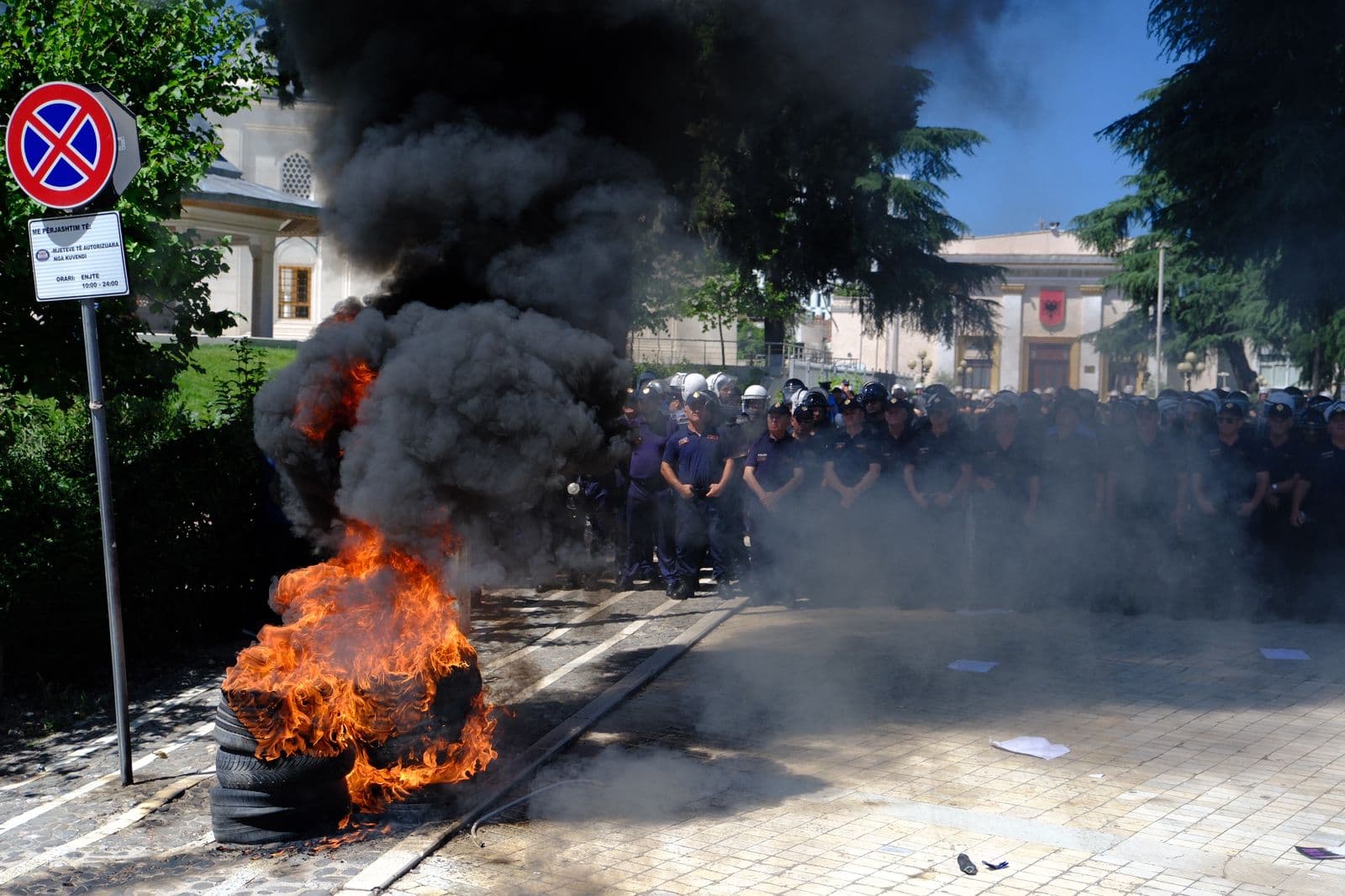 Protesta e opozitës, iu vihet zjarri gomave para parlamentit/ Përplasje me policinë (FOTO-VIDEO)