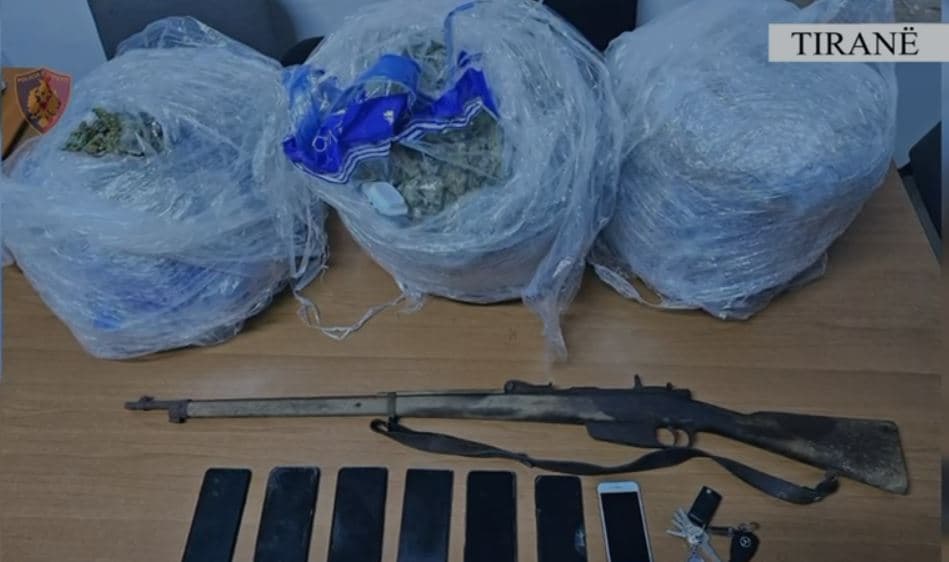 Në makinë me 19 kg kanabis, arrestohen katër persona në Tiranë 