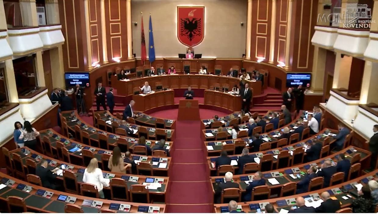 Aksion 2 orë brenda e jashtë Parlamentit. Noka: Fusni Berishën në grup! Bardhi: Dua debat me Ramën