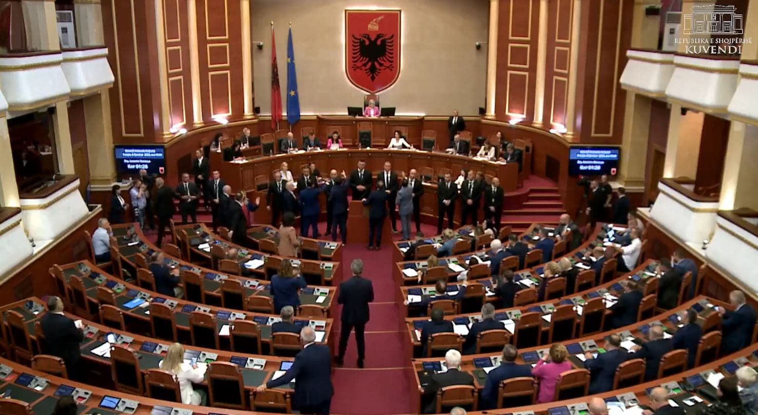 Nuk pranohet përfshirja e Berishës në grupin e PD, tensione në seancën e Kuvendit