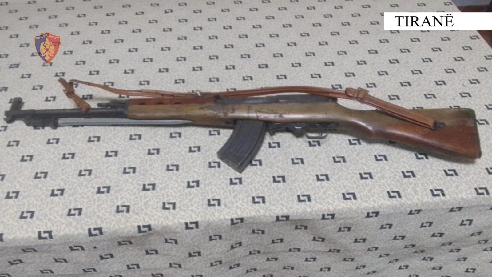 Armë pa leje, vihet në pranga një person në Tiranë
