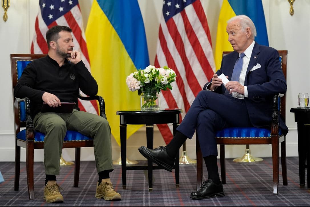 Biden i kërkon falje Zelenskit për vonesën në miratimin e paketës së ndihmës për Ukrainën