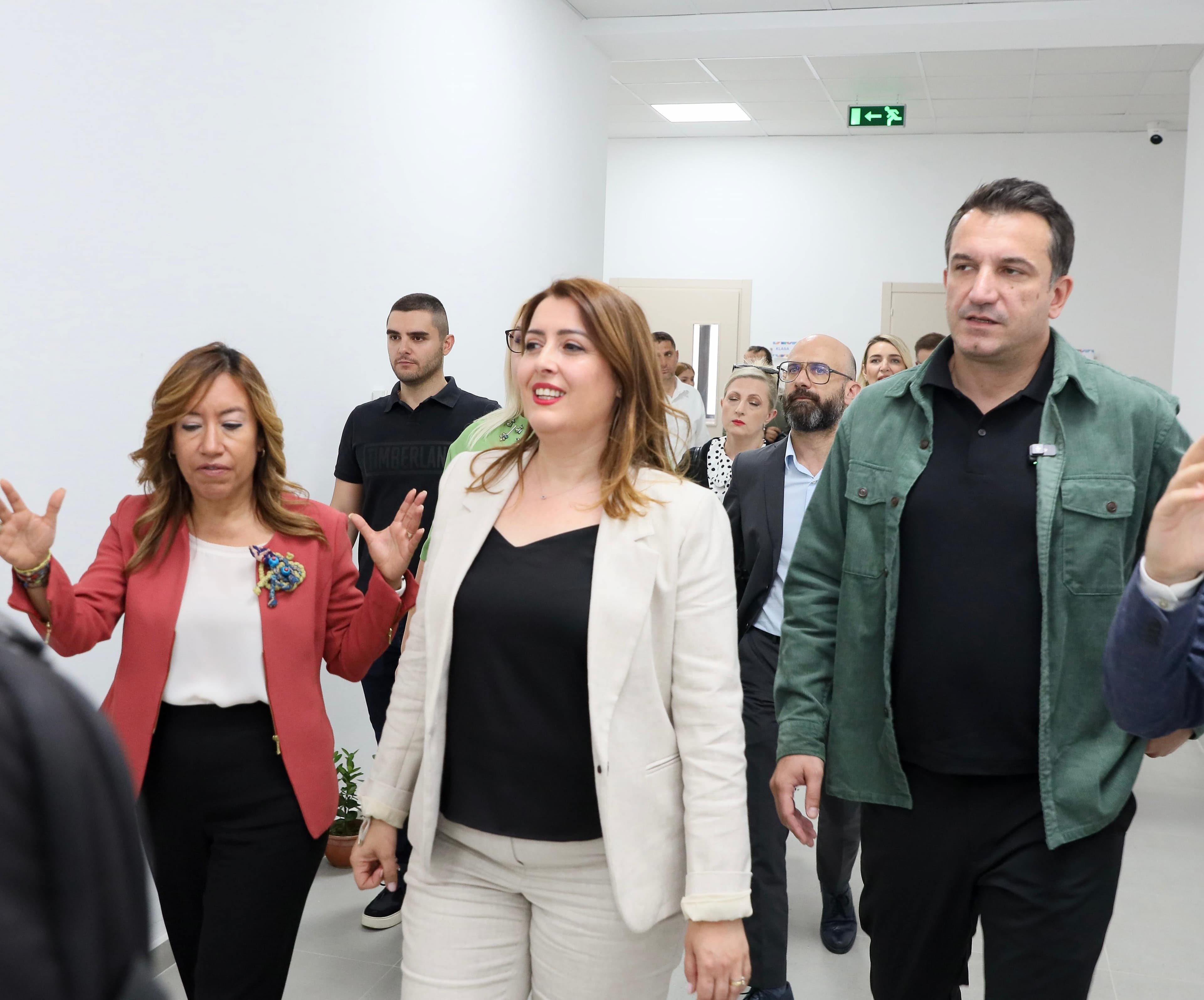 Manastirliu: Investime të reja në 10 shkolla në Tiranë, 40 në të gjithë vendin