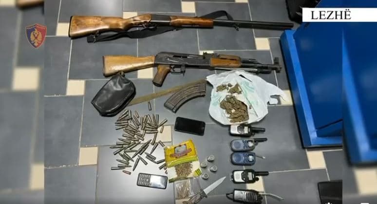 Armë dhe kanabis në banesë, arrestohet 62-vjeçari dhe nipi i tij
