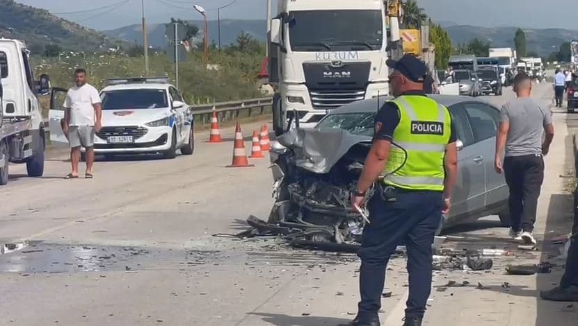 Aksident në aksin Peqin-Rrogozhinë, dy automjete përplasen kokë më kokë