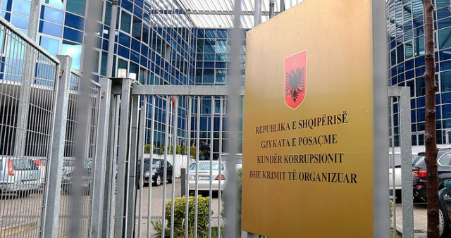    Trafikonin emigrantë me dokumente false drejt perëndimit/ Gjykata e Posaçme lë në burg 26 trafikantë