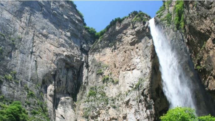 Video/ Turistët zbulojnë se uji në ujëvarën e famshme në Kinë del nga një tub