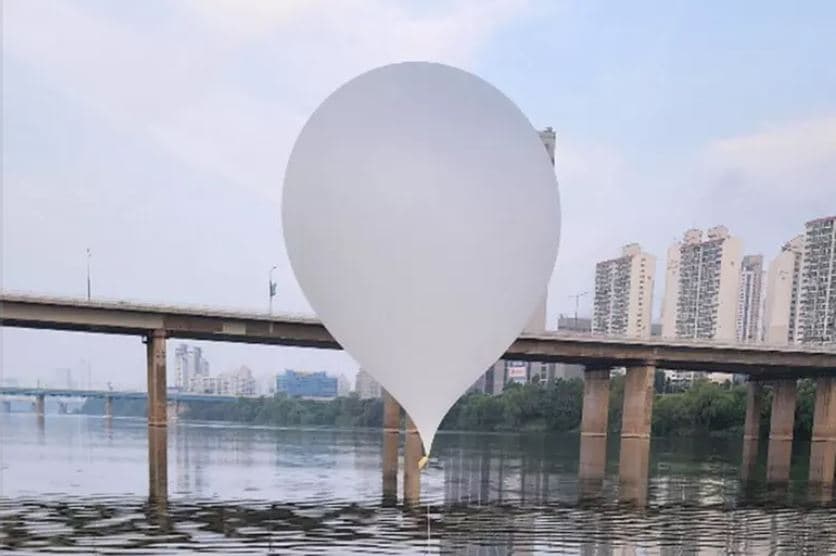 Koreja e Veriut dërgon 310 balona me plehra në Jug