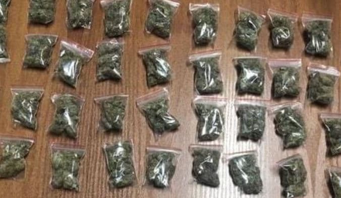 Gëlltit kanabisin për t’i shpëtuar policisë, një person në Pogradec përfundon në spital