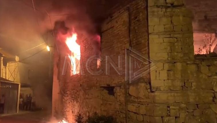 Përfshihet nga flakët banesa në Vlorë, humb jetën 70-vjeçari