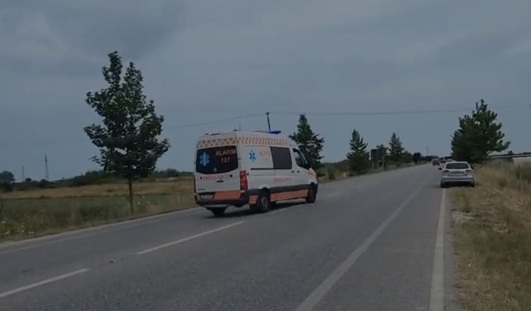 Makina del nga rruga në Fier, plagoset drejtuesja 