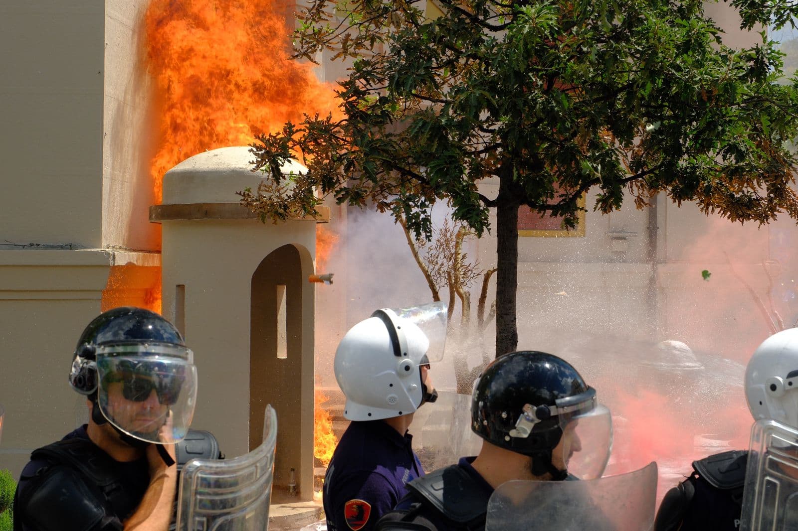 Pas vulës së PD/ Protesta e dytë brenda javës para bashkisë, hiqet gardhi metalik, hidhet molotov dhe digjen goma (VIDEO)